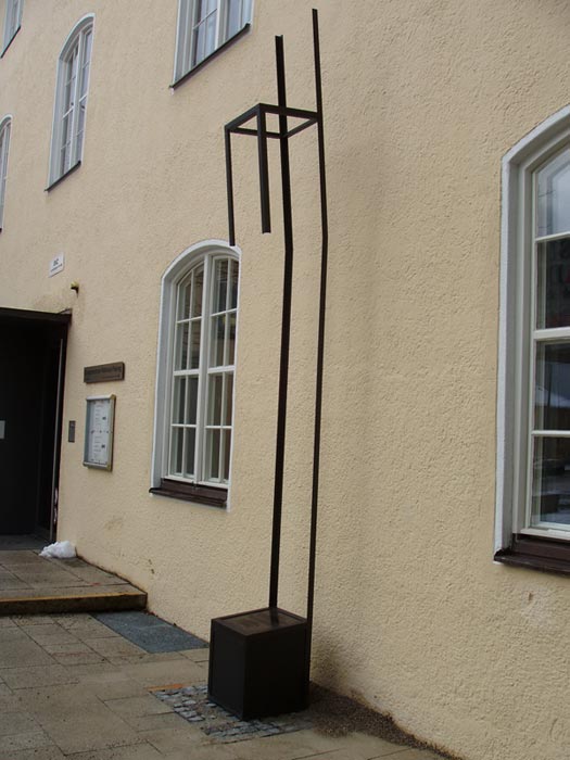 Gedenkskulptur "Leerer Stuhl" am neuen Patz am Pasinger Rasthaus 