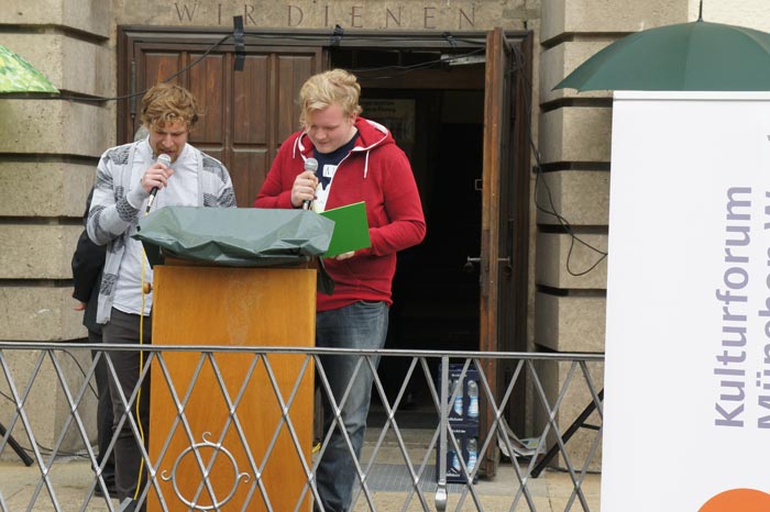 Zwei Schauspieler lesen aus Alice im Wunderland