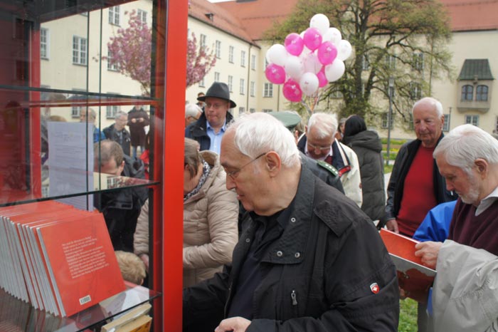 Gedränge am Öffentlichen Bücherschrank