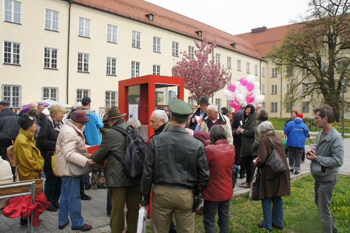 Gedränge am Öffentlichen Bücherschrank