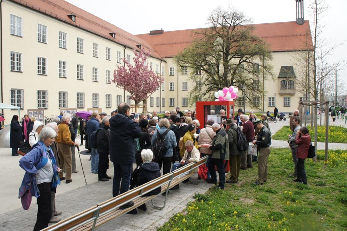 Gedränge am Öffentlichen Bücherschrank