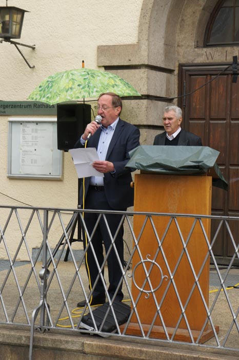 Klaus Herber, Vorstand des Kulturforums München-West, liest Eugen Roth