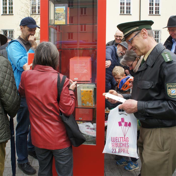 pünktlich zum Welttag des Buches wird der Pasinger Bücherschrank eröffnet